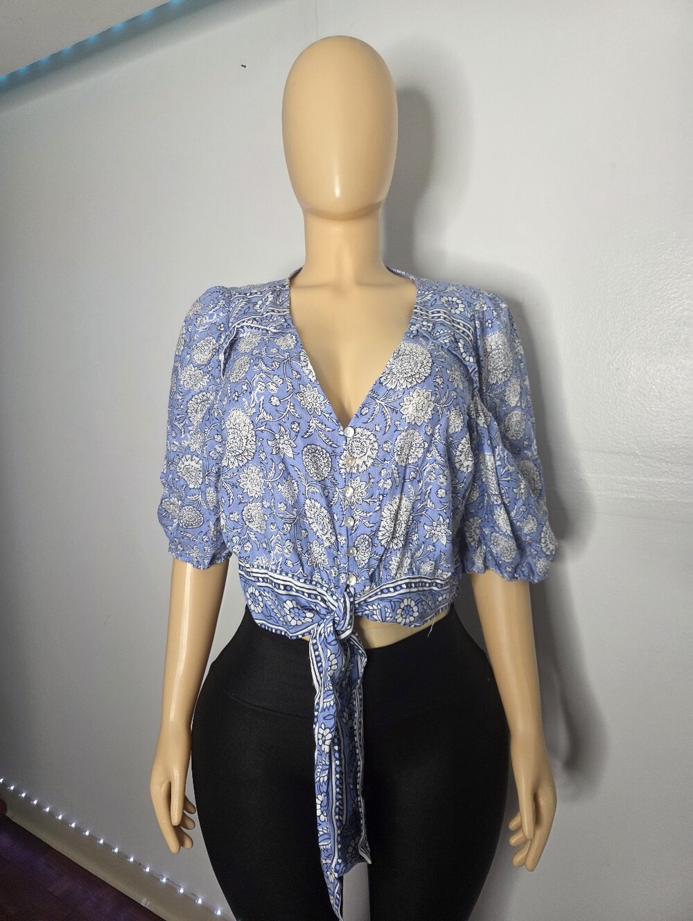 C&C California Light Blue Floral Tie-Waist Crop Top Size US/M